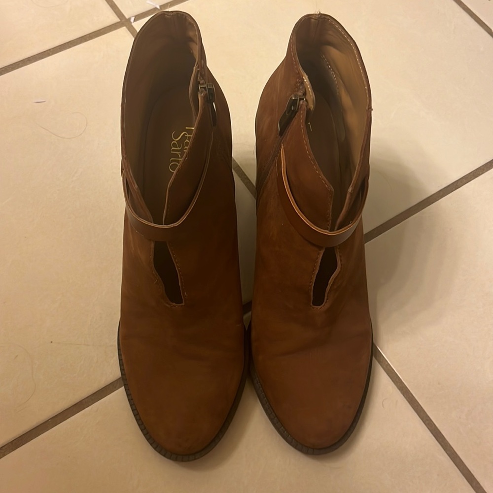 Women’s heeled chestnut leather ankle bootie